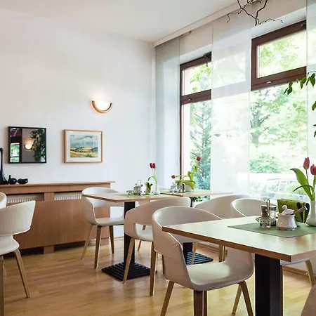 An Der Pillnitzer Schlossfaehre Dresde